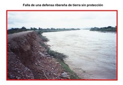  
 
Falla de una defensa ribereña de tierra sin protección
