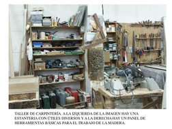 TALLER DE CARPINTERÍA. A LA IZQUIERDA DE LA IMAGEN HAY UNA 
ESTANTERIA CON ÚTILES DIVERSOS Y A LA DERECHA HAY UN PANEL DE
