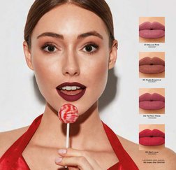 La modelo está usando:
06 Super Star 1303700
04 Perfect Rose
 1303698
01 Mauve Pink
 1303531
05 Red Love
 1303699
03 Nude Ess