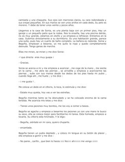 camiseta y una chaqueta. Sus ojos son marrones claros, su cara redondeada y
sus orejas pequeñas. En sus manos se ven unos ani
