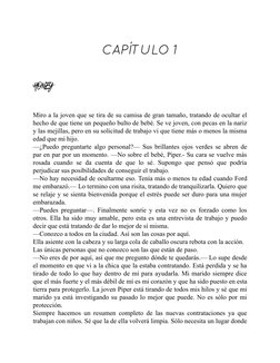 CAPÍTULO 1
    
HONEY
    
Miro a la joven que se tira de su camisa de gran tamaño, tratando de ocultar el
hecho de que tiene