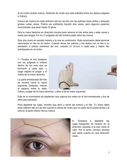 el aro entre ambas manos. Sostenlo de modo que esté estirado entre tus dedos pulgares
e índices.  
Coloca las manos en cada e