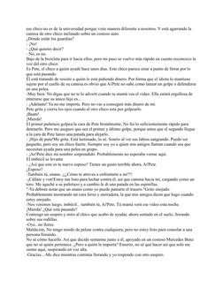 ese chico no es de la universidad porque viste manera diferente a nosotros. Y está agarrando la 
camisa de otro chico inclina