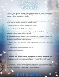 Como si el mero hecho de pensar en ella evocara una llamada, mi teléfono suena con una 
videollamada y veo la cara sonri