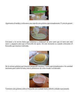 Agarramos el molde y colocamos una capa de esta gelatina aproximadamente 1½ cm de grosor.