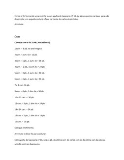 Enrole o fio formando uma rosinha e com agulha de tapeçaria nº 16, de alguns pontos na base  para não 
desenrolar, em seguida