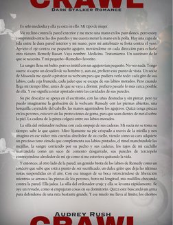 Es sólo mediodía y ella ya está en ello. Mi tipo de mujer. 
Me reclino contra la pared exterior y me meto una mano en los