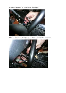 Quitamos el tubo que va del radiador al vaso de expansión;  
 
 
 
Y hay que soltar una par de clavijas, una que al sensor de