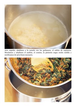 Acto  seguido,  añadimos  a  la  cazuela  con  los  garbanzos,  el  sofrito  de  espinacas.
Mezclamos  y  añadimos  el  azafr