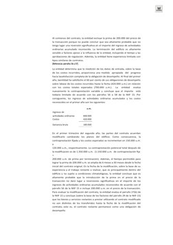 Al comienzo del contrato, la entidad excluye la prima de 200.000 del precio de
la transacción porque no puede concluir que se