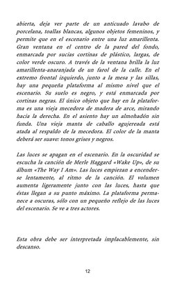 abierta, deja ver parte de un anticuado lavabo de 
porcelana, toallas blancas, algunos objetos femeninos, y 
permite que en e